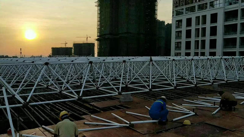东港螺栓球网架安装现场